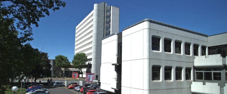 Justizgebäude mit Flachbau